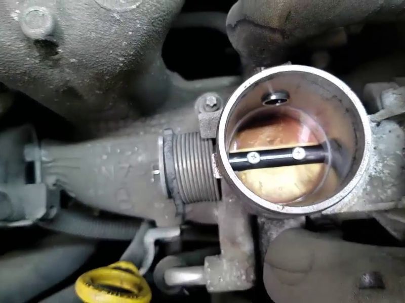 Vệ sinh họng ga ô tô để động cơ hoạt động ổn định hơn