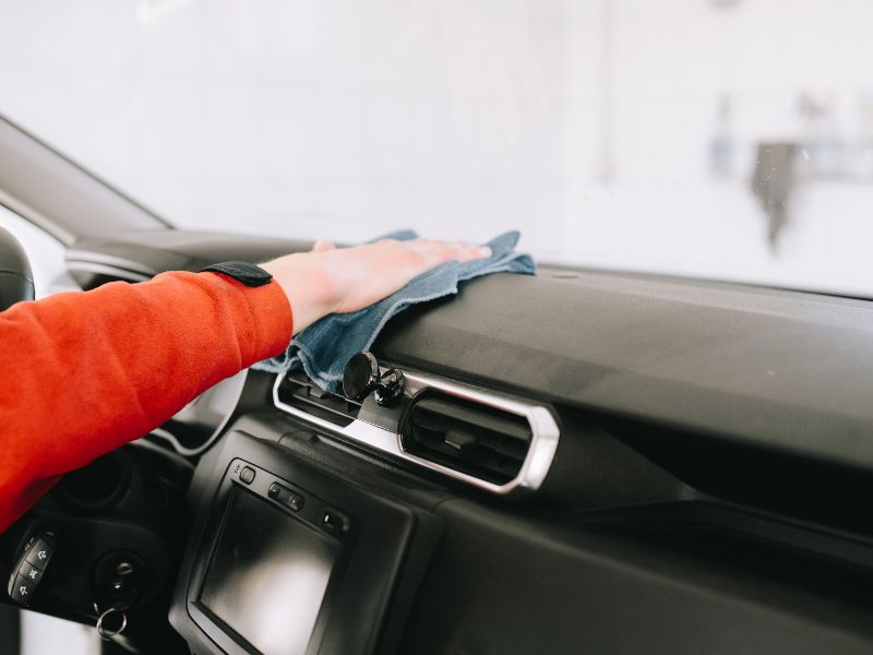 Bao lâu nên bảo dưỡng nội thất xe ô tô & chi phí mới nhất 3 Vệ sinh taplo và lau sạch bằng khăn khô