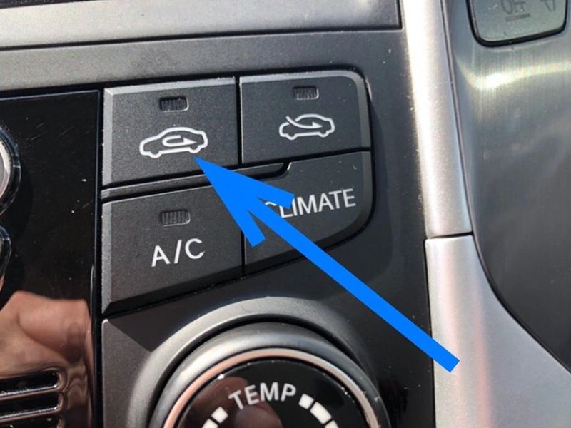 Xe bật chế độ lấy gió ngoài hút mùi xăng từ bên ngoài vào trong xe