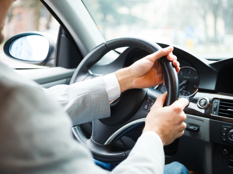 Dấu hiệu, quy trình và các hạng mục khi kiểm tra gầm xe ô tô 4 Xe bị lệch lái hoặc khó điều khiển