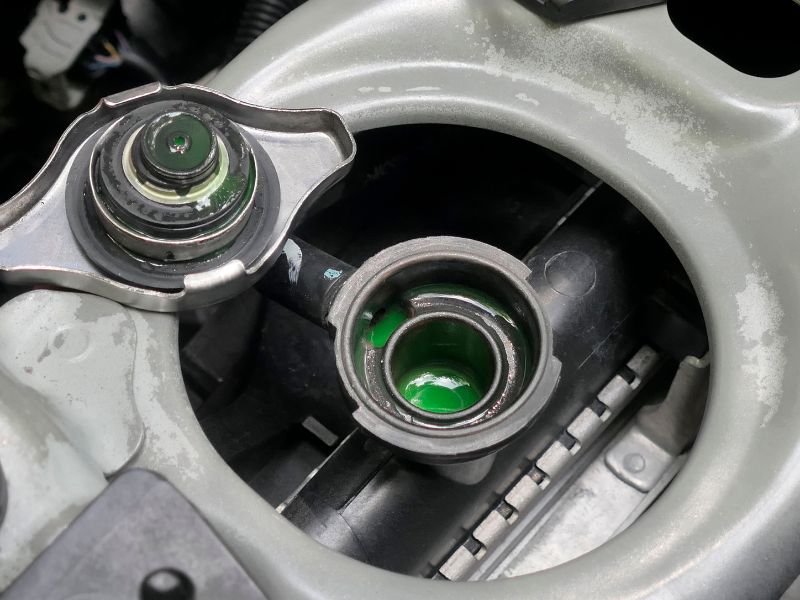 7 Nguyên nhân xe bị sôi két nước và cách khắc phục đơn giản 1 Xe bị rò rỉ nước làm mát