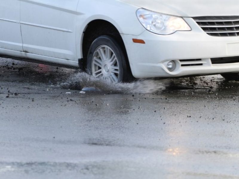 Xe bị xóc mạnh, dằn xóc khi đi qua ổ gà