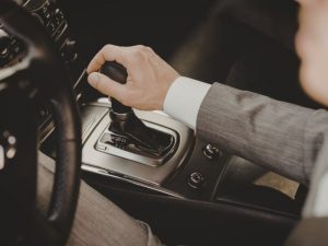 Xe ô tô bị giật khi vào số