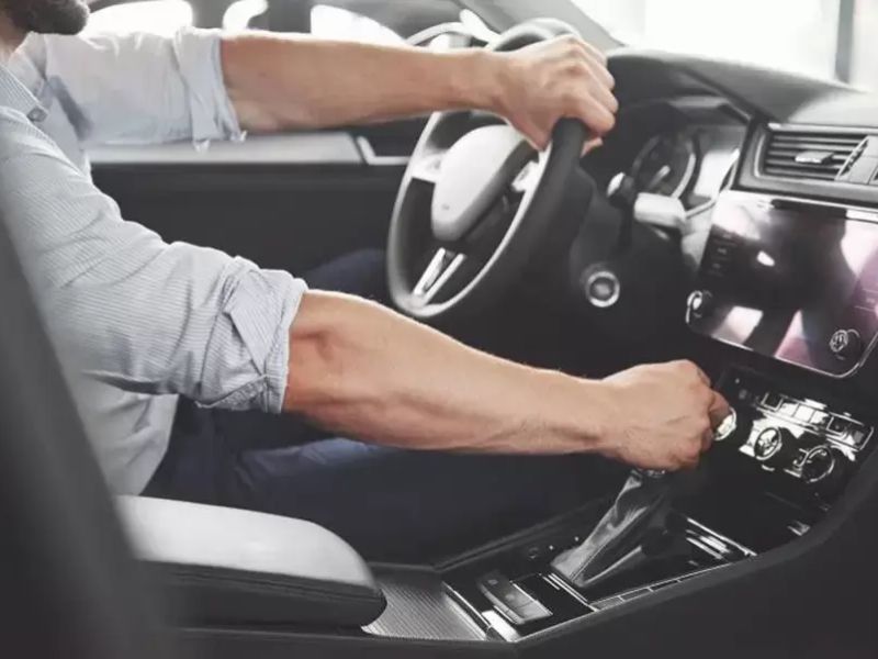 Xe sang số bị giật