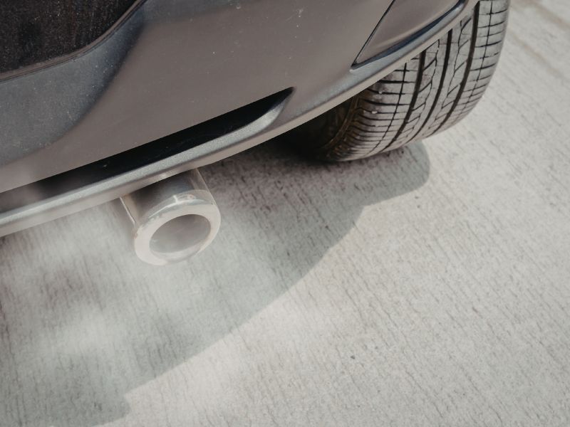 Nguyên nhân động cơ bị rò nước làm mát và cách xử lý triệt để 6 Xe xuất hiện khói trắng ở ống xả khi di chuyển