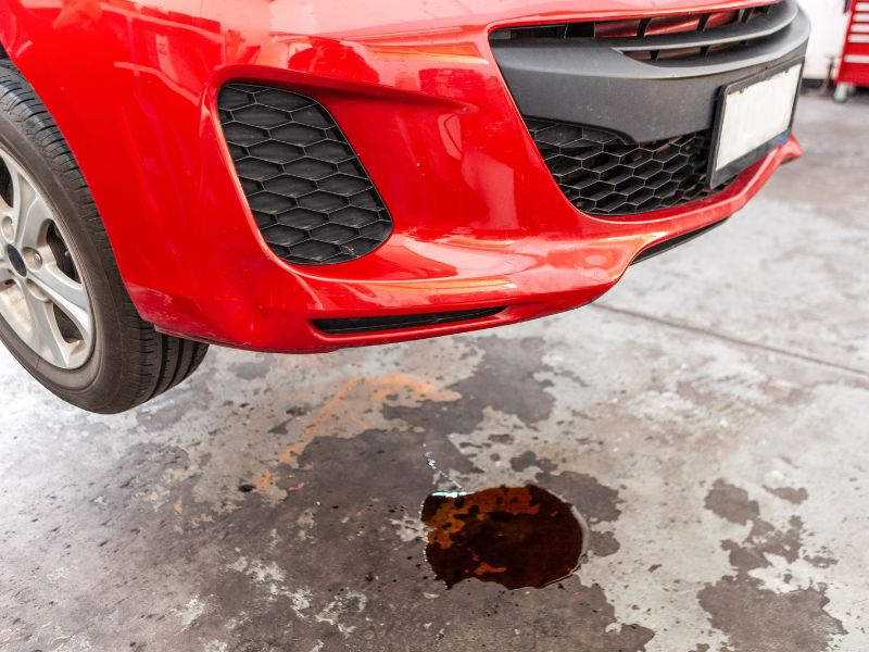 Nguyên nhân động cơ bị rò nước làm mát và cách xử lý triệt để 5 Xe xuất hiện vệt nước dưới gầm vào sáng sớm