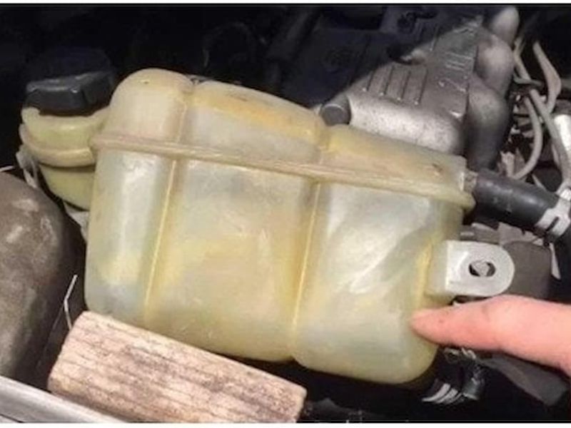 Chảy nước ở bình nước phụ: Nguyên nhân, dấu hiệu & xử lý 1 Bình nước phụ bị nứt, vỡ