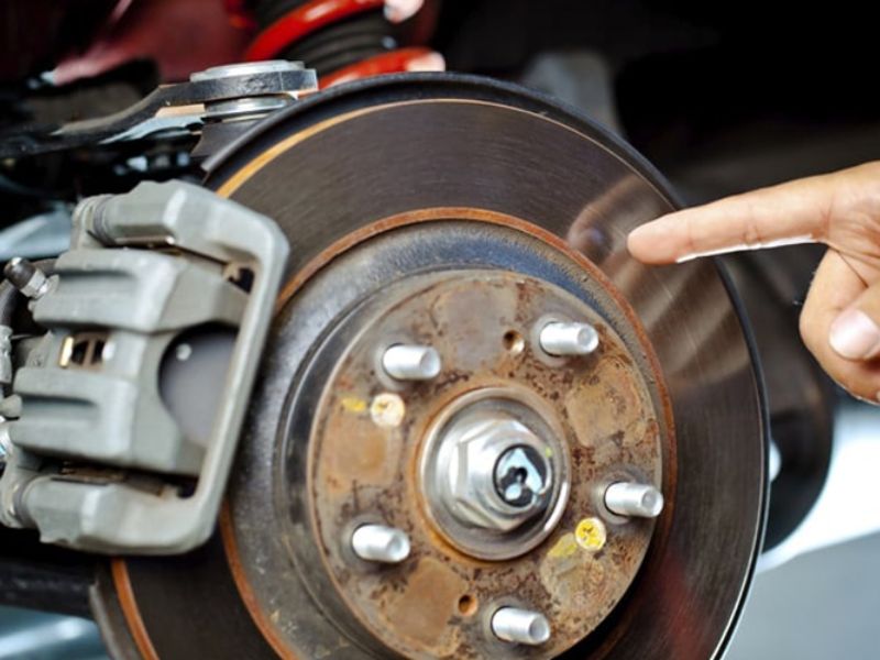 Khi nào cần thay dầu phanh ô tô? Quy trình và chi phí 2026 2 Dấu hiệu cho thấy cần thay dầu phanh ô tô