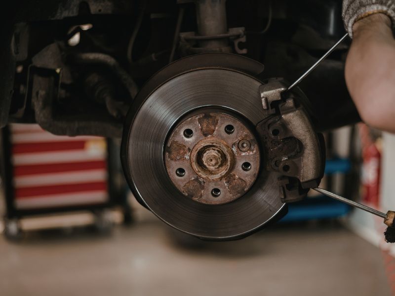 Nguyên nhân phanh xe ô tô kêu cục cục và cách xử lý dứt điểm 3 Đĩa phanh bị cong vênh tạo ra tiếng kêu khi phanh
