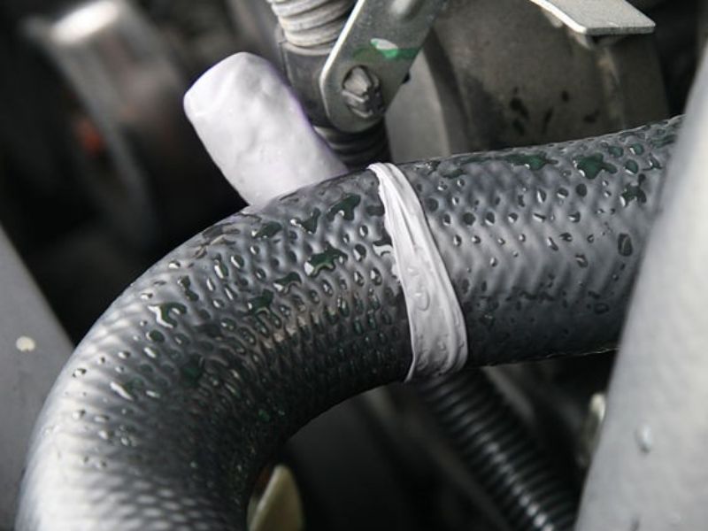 Dùng băng keo để xử lý tạm thời vết nứt trên ống nước