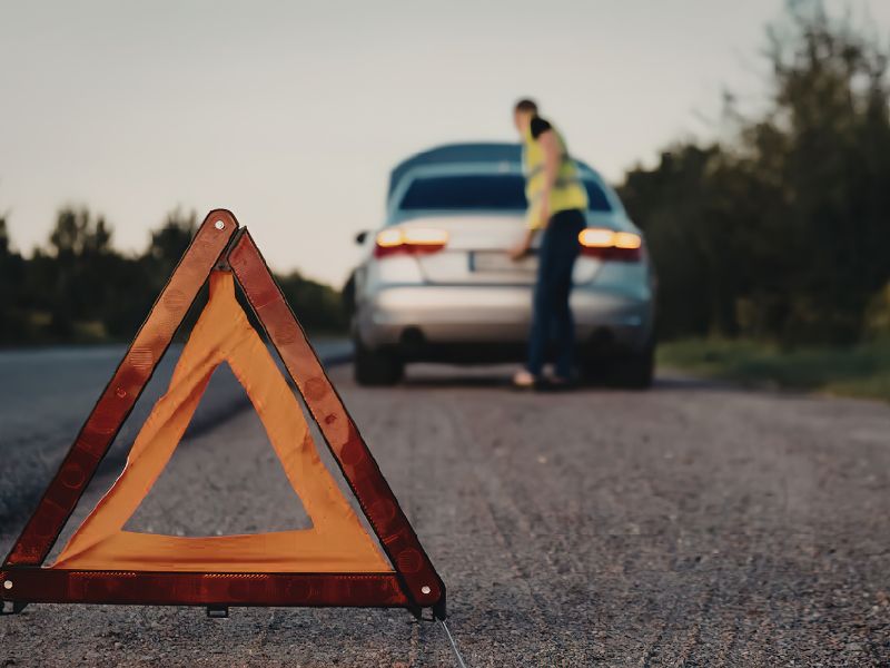 Dừng xe vào lề đường khi có khói trắng bốc lên khu vực khoang máy