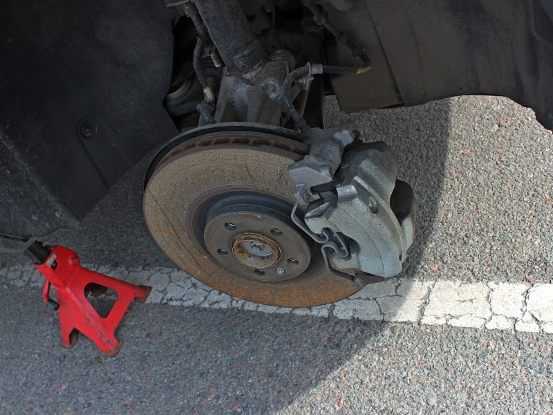 Nguyên nhân phanh xe ô tô kêu cục cục và cách xử lý dứt điểm 4 Kiểm tra hệ thống phanh để xác định độ rơ