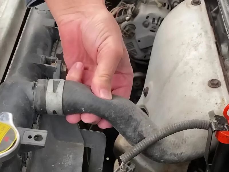 Chảy nước ở bình nước phụ: Nguyên nhân, dấu hiệu & xử lý 6 Kiểm tra và thay ống dẫn