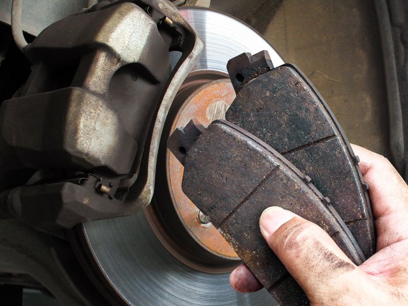 Nguyên nhân phanh xe ô tô kêu cục cục và cách xử lý dứt điểm 1 Má phanh bị mòn