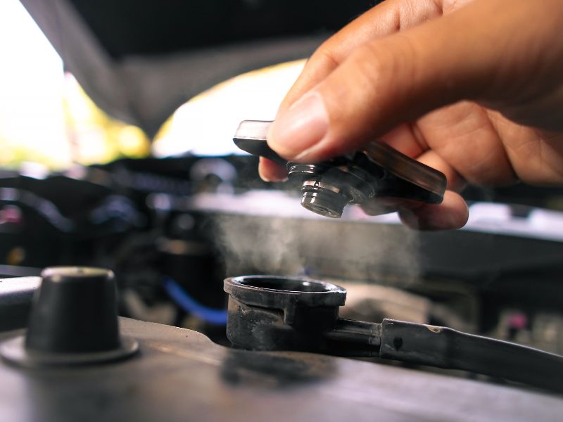 Nắp két nước quá nhiệt dễ gây bục ống nước