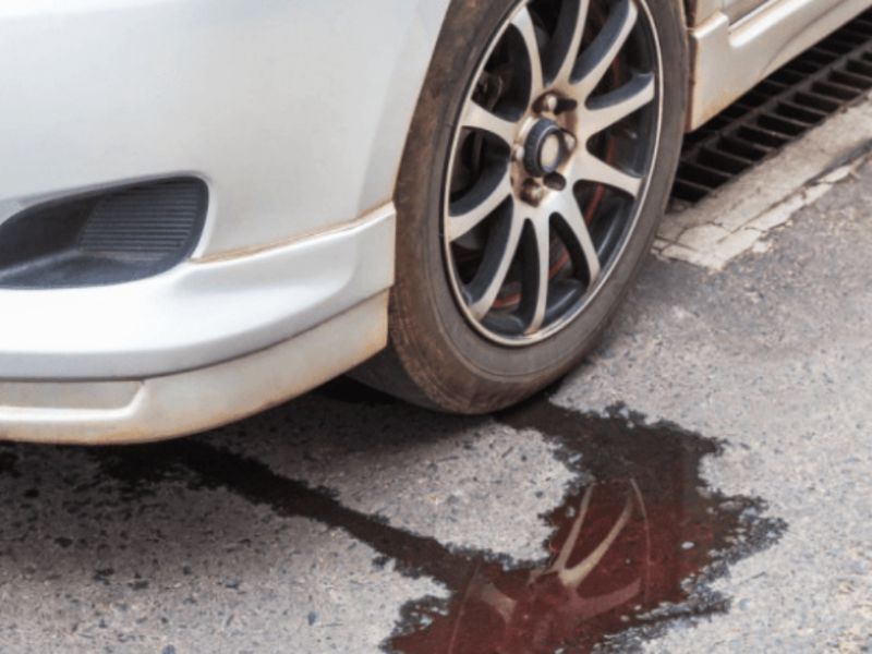 Chảy nước ở bình nước phụ: Nguyên nhân, dấu hiệu & xử lý 4 Nước rò rỉ dưới gầm xe