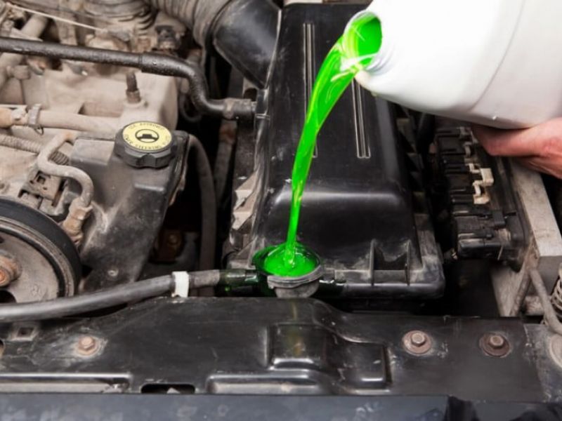 Chảy nước ở bình nước phụ: Nguyên nhân, dấu hiệu & xử lý 5 Nước trào ra khỏi bình khi xe nóng