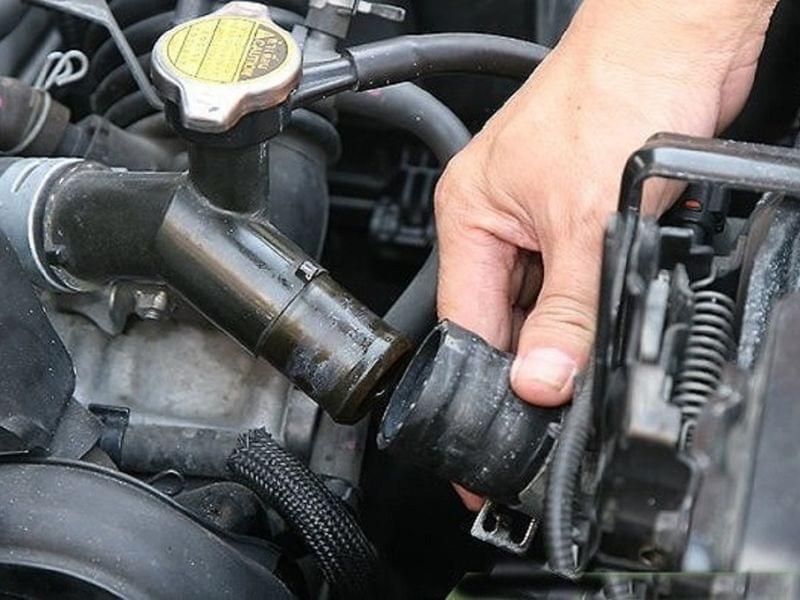 Chảy nước ở bình nước phụ: Nguyên nhân, dấu hiệu & xử lý 2 Ống dẫn nước bị rò rỉ trên xe ô tô