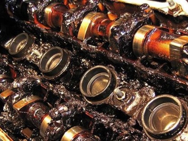 Sử dụng dầu kém chất lượng hoặc sai tiêu chuẩn