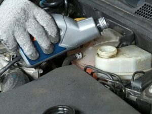 Thay dầu phanh ô tô