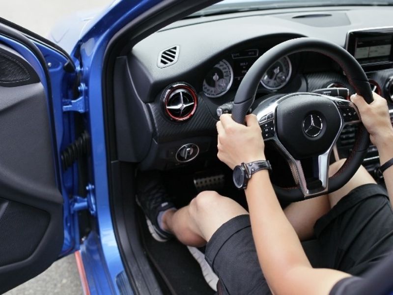 Vô lăng rung hoặc có độ rơ