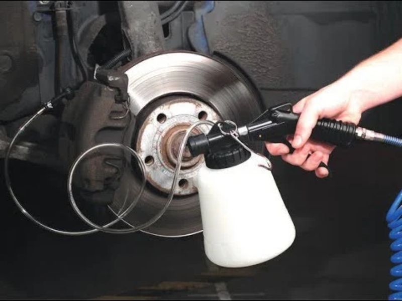 Khi nào cần thay dầu phanh ô tô? Quy trình và chi phí 2026 3 Xả dầu phanh cũ