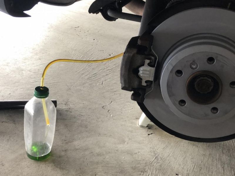 Khi nào cần thay dầu phanh ô tô? Quy trình và chi phí 2026 4 Xả e hệ thống phanh