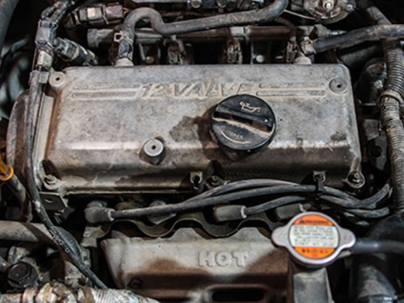 Xuất hiện dầu bám dày quanh khu vực ống và khoang máy ô tô